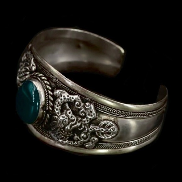 🦚Vintage Chinese 1950s Sterling Silver Dragon Repousse Cuff w/Green Agate Stone - Picture 3 of 5